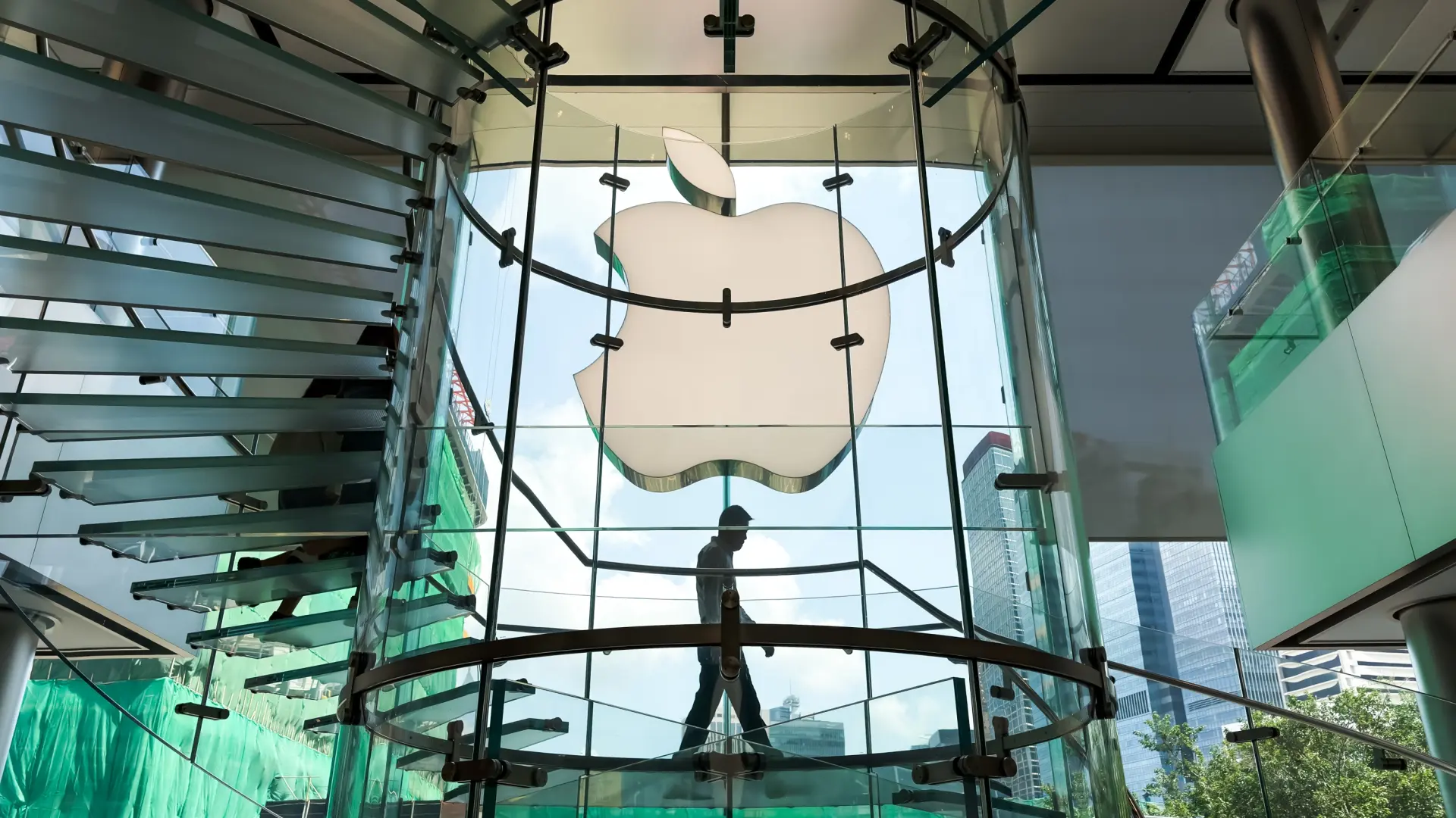 Apple business : tim cook ouvre la voie à la publicité sur maps, un pari risqué