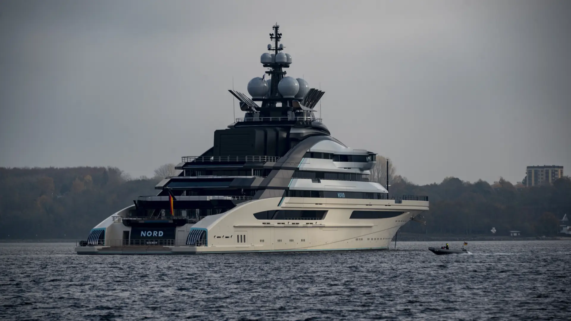 Le superyacht du milliardaire russe mordashov franchit le détroit d'ormuz