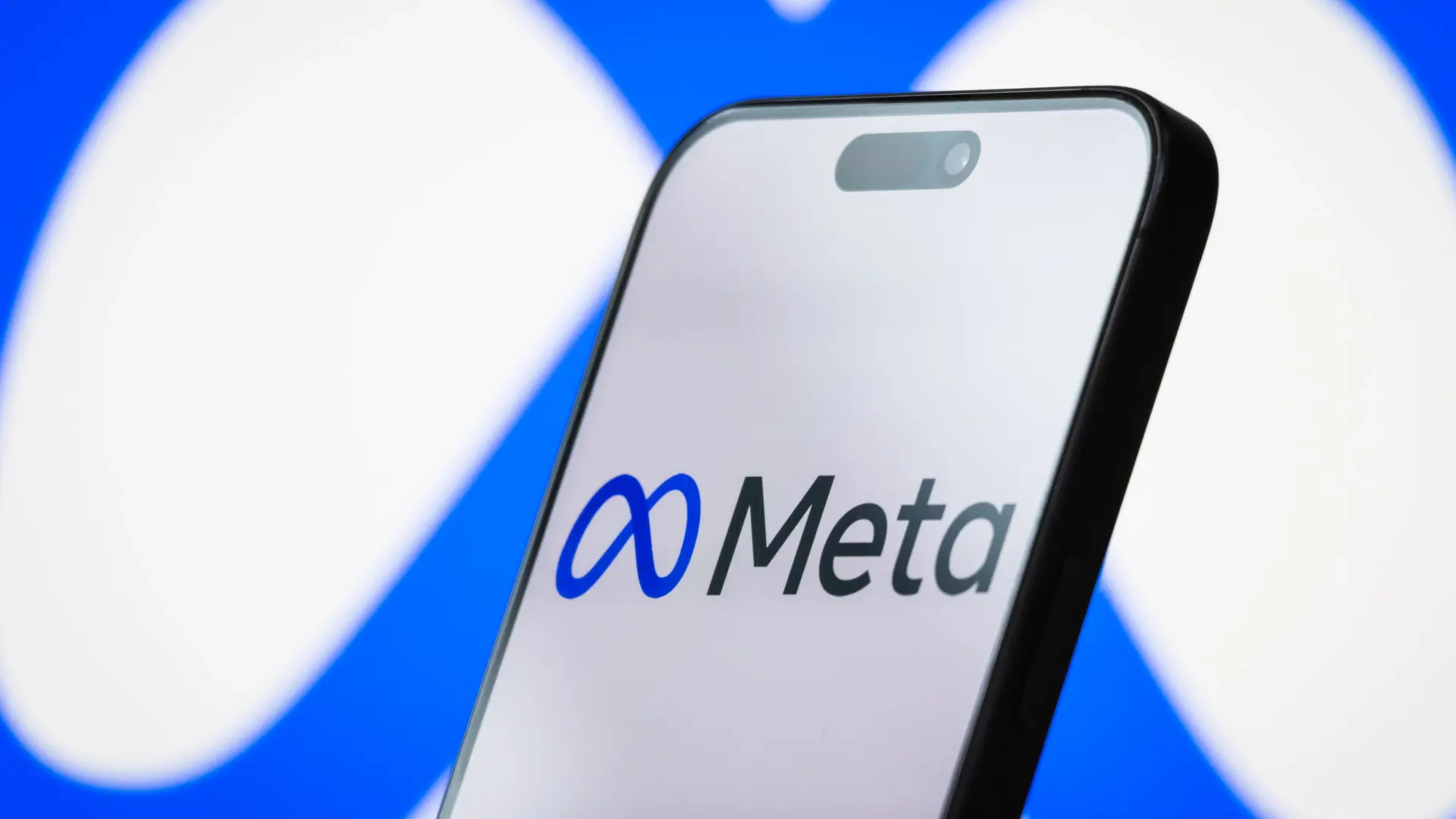 Meta : coup de raetz imprévu – 7 800 suppositions et 6 000 postes vides
