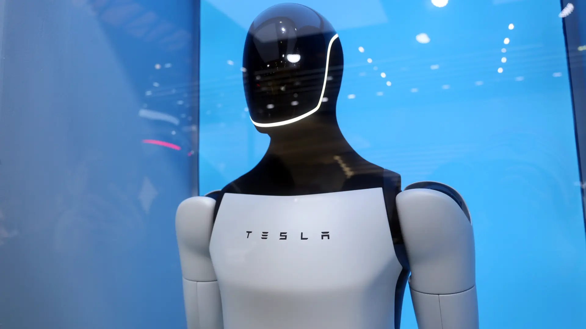 Musk et tesla : l'optimus, défi lancé à l'industrie et vision d'un foyer robotisé