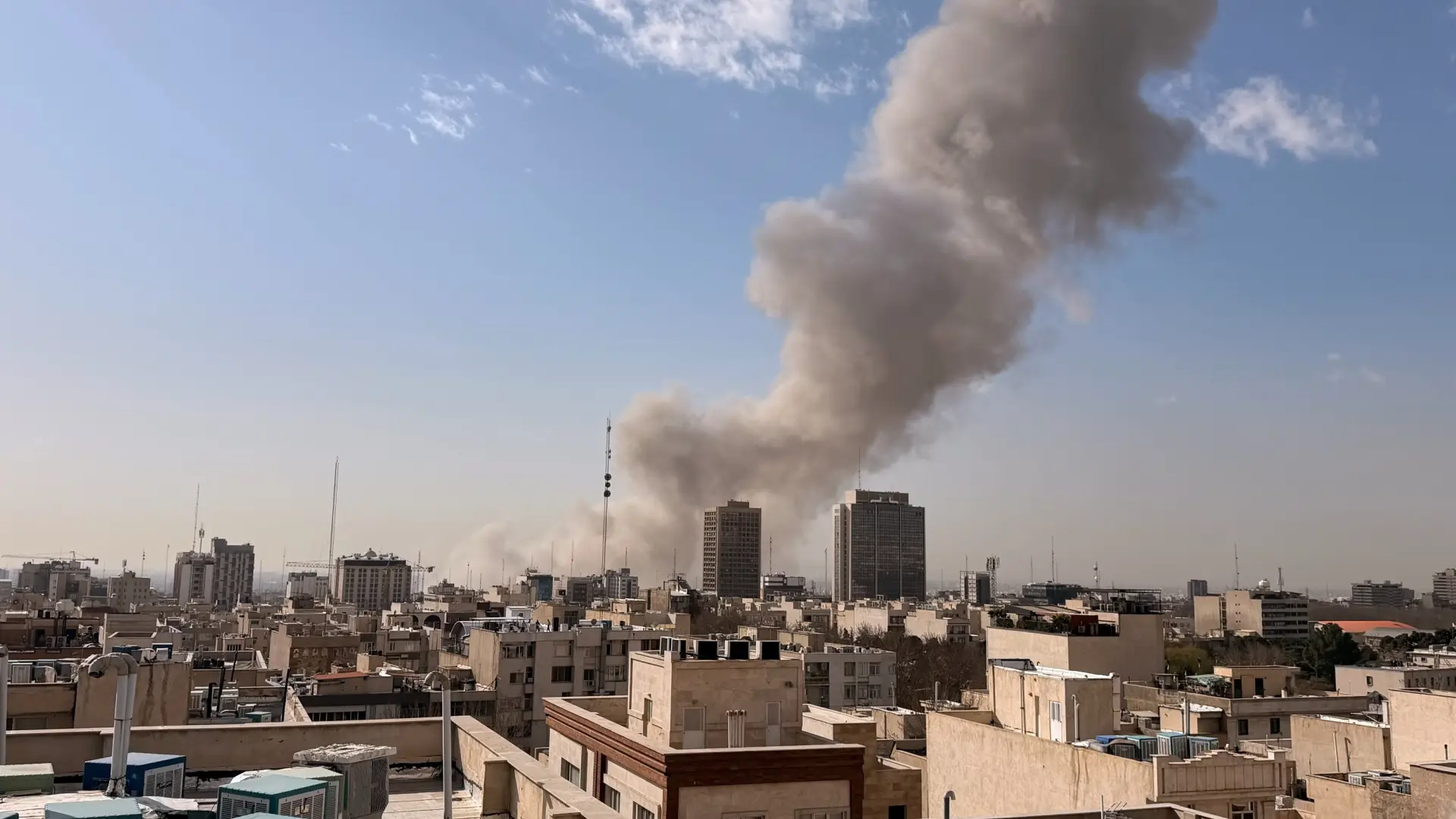 Tensions montées au moyen-orient : les attaques iraniennes ébranlent les centres financiers