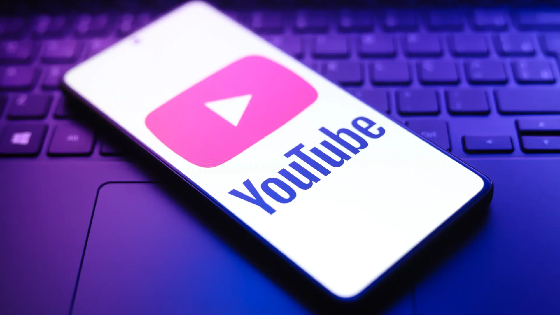 Youtube étend sa lutte contre les deepfakes aux personnalités publiques